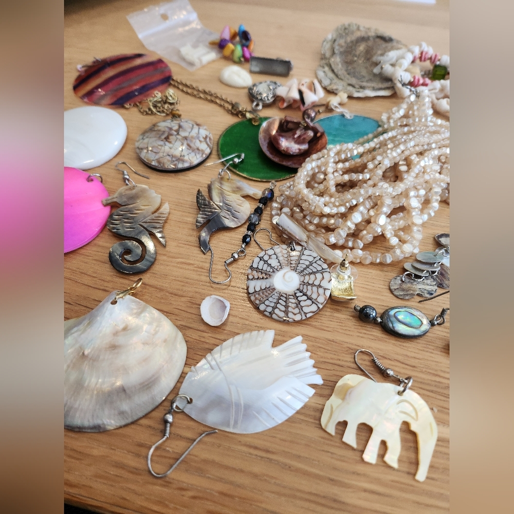 Assorted Shell and Bead Jewelry Collection - Picture 5 of 10